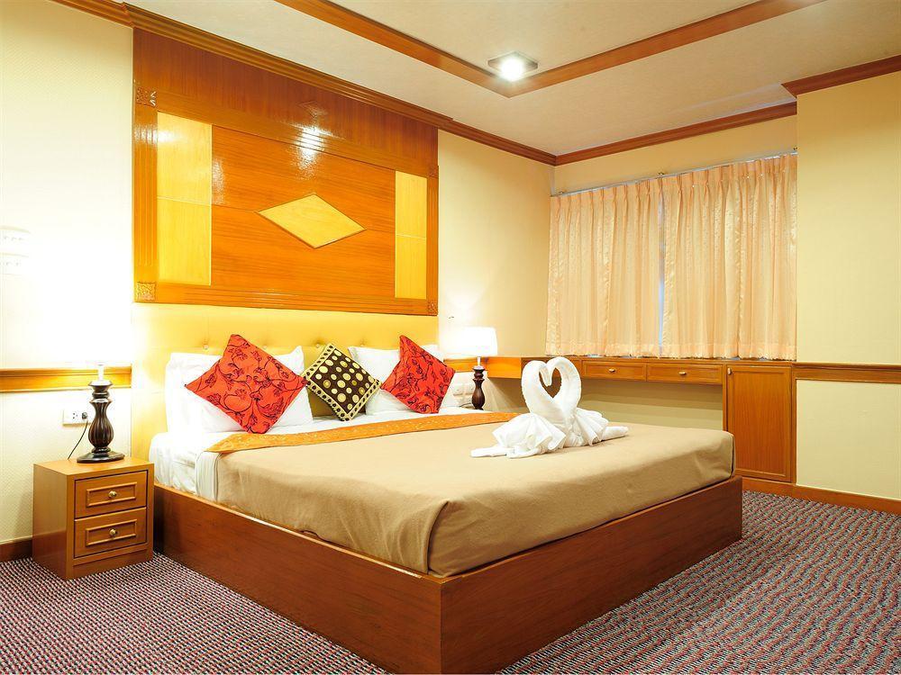 Oyo 796 Paradise Sukhumvit Hotel กรุงเทพมหานคร ภายนอก รูปภาพ